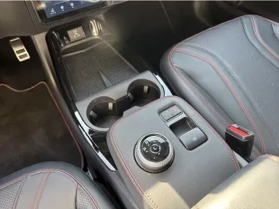 BIAŁY SUV FORD MUSTANG MACH E z 2023 r., ELEKTRYCZNY, skrzynia biegów AUTOMATYCZNA 269KM, zdjęcie 16 z 18