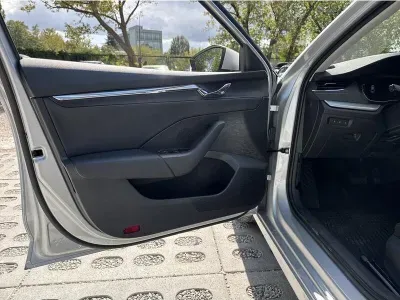 SREBRNY HATCHBACK SKODA OCTAVIA z 2023 r., BENZYNA, skrzynia biegów AUTOMATYCZNA 190KM, zdjęcie 5 z 19
