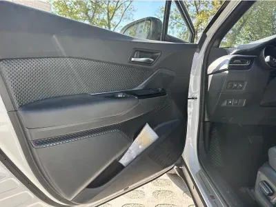 BIAŁY SUV TOYOTA C-HR z 2022 r., HYBRYDA/BENZYNA, skrzynia biegów AUTOMATYCZNA 122KM, zdjęcie 4 z 19