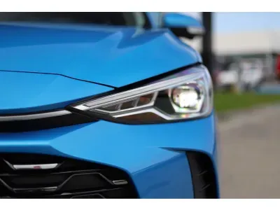 NIEBIESKI SUV MG ZS z 2025 r., HYBRYDA/BENZYNA, skrzynia biegów AUTOMATYCZNA 197KM, zdjęcie 5 z 13
