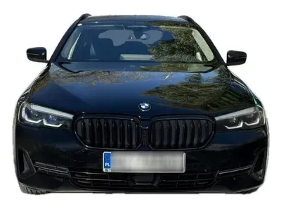 CZARNY KOMBI BMW SERIE 5 z 2023 r., DIESEL, skrzynia biegów AUTOMATYCZNA 150KM, zdjęcie 4 z 19