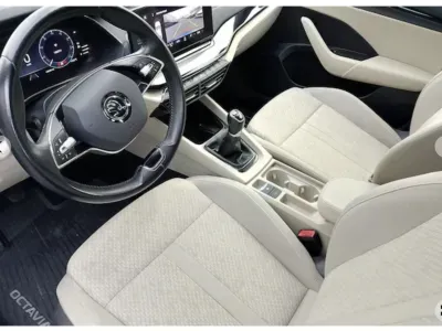 NIEBIESKI SEDAN SKODA OCTAVIA LIM. z 2021 r., BENZYNA, skrzynia biegów MANUALNA 150KM, zdjęcie 2 z 14