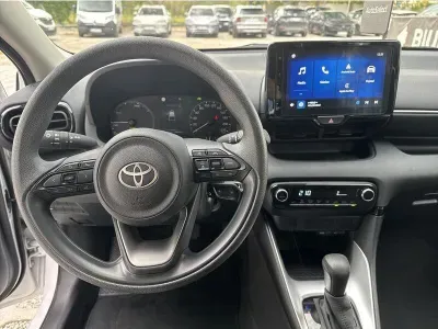 BIAŁY HATCHBACK TOYOTA YARIS z 2024 r., HYBRYDA/BENZYNA, skrzynia biegów AUTOMATYCZNA 116KM, zdjęcie 13 z 17