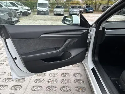 BIAŁY SEDAN TESLA MODEL 3 z 2023 r., ELEKTRYCZNY, skrzynia biegów AUTOMATYCZNA 306KM, zdjęcie 6 z 19