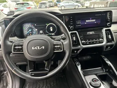 SZARY SUV KIA SORENTO z 2023 r., HYBRYDA/BENZYNA, skrzynia biegów AUTOMATYCZNA 230KM, zdjęcie 7 z 19