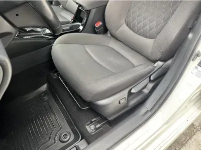 BIAŁY SEDAN TOYOTA COROLLA z 2022 r., HYBRYDA/BENZYNA, skrzynia biegów AUTOMATYCZNA 122KM, zdjęcie 16 z 19