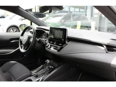 SZARY KOMBI TOYOTA COROLLA z 2021 r., HYBRYDA/BENZYNA, skrzynia biegów AUTOMATYCZNA 184KM, zdjęcie 4 z 15