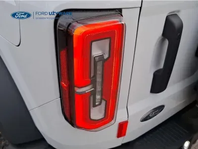 BIAŁY SUV FORD BRONCO z 2023 r., BENZYNA, skrzynia biegów AUTOMATYCZNA 246KM, zdjęcie 24 z 32