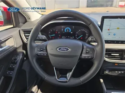 CZERWONY HATCHBACK FORD FOCUS z 2023 r., BENZYNA, skrzynia biegów MANUALNA 92KM, zdjęcie 11 z 27