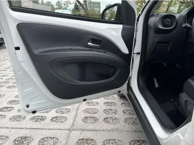 BIAŁY SUV TOYOTA AYGO X z 2022 r., BENZYNA, skrzynia biegów AUTOMATYCZNA 72KM, zdjęcie 9 z 19
