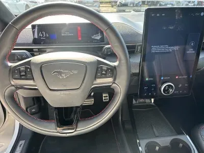 BIAŁY SUV FORD MUSTANG MACH E z 2023 r., ELEKTRYCZNY, skrzynia biegów AUTOMATYCZNA 269KM, zdjęcie 13 z 18