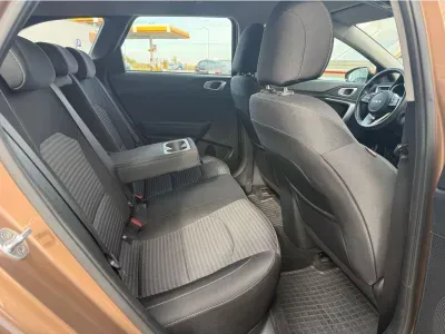 BRĄZOWY KOMBI KIA CEED z 2022 r., BENZYNA, skrzynia biegów MANUALNA 118KM, zdjęcie 9 z 28