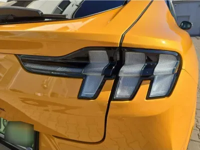 POMARAŃCZOWY SUV FORD MUSTANG MACH-E z 2022 r., ELEKTRYCZNY, skrzynia biegów AUTOMATYCZNA 358KM, zdjęcie 13 z 29