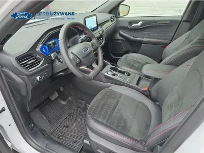 BIAŁY SUV FORD KUGA z 2022 r., HYBRYDA/BENZYNA, skrzynia biegów AUTOMATYCZNA 112KM, zdjęcie 20 z 28