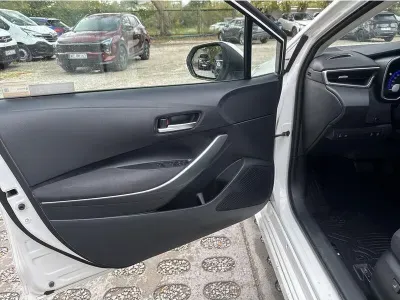 BIAŁY SEDAN TOYOTA COROLLA z 2022 r., HYBRYDA/BENZYNA, skrzynia biegów AUTOMATYCZNA 122KM, zdjęcie 12 z 19