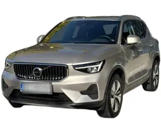 SREBRNY SUV VOLVO XC40 z 2023 r., HYBRYDA/BENZYNA, skrzynia biegów AUTOMATYCZNA 211KM, zdjęcie główne
