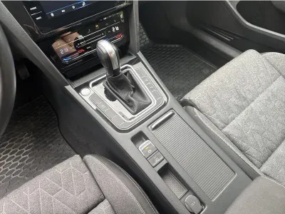 SREBRNY KOMBI VOLKSWAGEN PASSAT z 2023 r., BENZYNA, skrzynia biegów AUTOMATYCZNA 150KM, zdjęcie 6 z 19