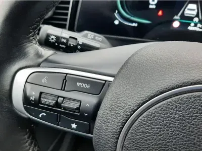 BIAŁY SUV KIA SPORTAGE z 2023 r., BENZYNA, skrzynia biegów MANUALNA 110KM, zdjęcie 4 z 24