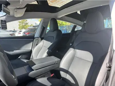 NIEBIESKI SEDAN TESLA MODEL 3 z 2023 r., ELEKTRYCZNY, skrzynia biegów AUTOMATYCZNA 283KM, zdjęcie 3 z 18