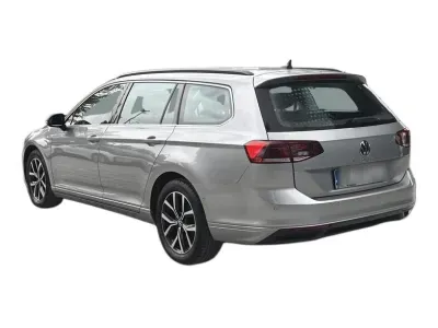 SREBRNY KOMBI VOLKSWAGEN PASSAT z 2023 r., BENZYNA, skrzynia biegów AUTOMATYCZNA 150KM, zdjęcie 15 z 19