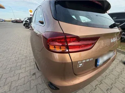 BRĄZOWY KOMBI KIA CEED z 2022 r., BENZYNA, skrzynia biegów MANUALNA 118KM, zdjęcie 23 z 28
