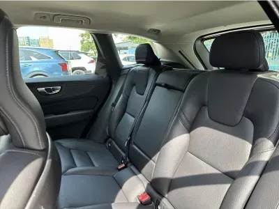 CZERWONY SUV VOLVO XC60 z 2022 r., DIESEL, skrzynia biegów AUTOMATYCZNA 197KM, zdjęcie 9 z 19