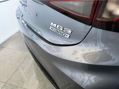 SREBRNY HATCHBACK MG 3 HYBRID + z 2026 r., HYBRYDA/BENZYNA, skrzynia biegów AUTOMATYCZNA 195KM, zdjęcie 7 z 18