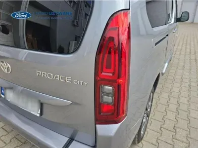SZARY VAN TOYOTA PROACE CITY VERSO z 2024 r., DIESEL, skrzynia biegów AUTOMATYCZNA 96KM, zdjęcie 23 z 25
