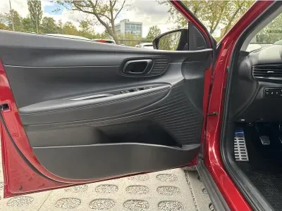 CZERWONY SUV HYUNDAI BAYON z 2023 r., BENZYNA, skrzynia biegów MANUALNA 101KM, zdjęcie 18 z 19