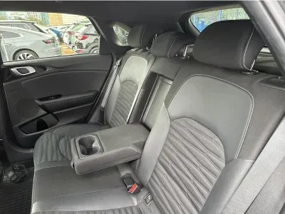 CZARNY HATCHBACK KIA CEED z 2022 r., BENZYNA, skrzynia biegów AUTOMATYCZNA 160KM, zdjęcie 2 z 19