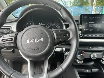 CZARNY SUV KIA STONIC z 2024 r., BENZYNA, skrzynia biegów AUTOMATYCZNA 101KM, zdjęcie 8 z 19