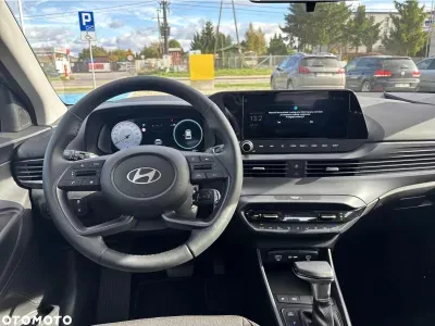 NIEBIESKI HATCHBACK HYUNDAI I20 z 2025 r., BENZYNA, skrzynia biegów AUTOMATYCZNA 101KM, zdjęcie 16 z 17