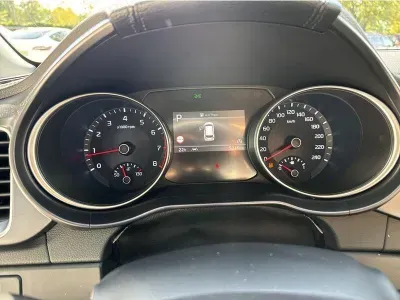 SZARY KOMBI KIA CEED z 2025 r., BENZYNA, skrzynia biegów AUTOMATYCZNA 140KM, zdjęcie 17 z 19