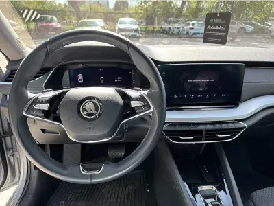 SREBRNY HATCHBACK SKODA OCTAVIA z 2023 r., BENZYNA, skrzynia biegów AUTOMATYCZNA 190KM, zdjęcie 18 z 19