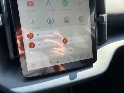 NIEBIESKI SUV VOLVO EX30 z 2024 r., ELEKTRYCZNY, skrzynia biegów AUTOMATYCZNA 200KM, zdjęcie 3 z 18