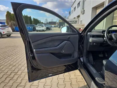 CZARNY SUV FORD MUSTANG MACH-E z 2022 r., ELEKTRYCZNY, skrzynia biegów AUTOMATYCZNA 358KM, zdjęcie 9 z 29