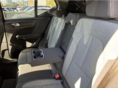 SREBRNY SUV VOLVO XC40 z 2023 r., HYBRYDA/BENZYNA, skrzynia biegów AUTOMATYCZNA 211KM, zdjęcie 11 z 19