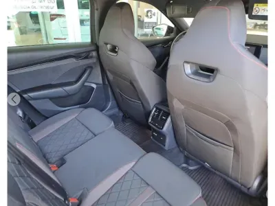 SZARY KOMBI SKODA OCTAVIA COMBI z 2022 r., BENZYNA, skrzynia biegów AUTOMATYCZNA 245KM, zdjęcie 4 z 5
