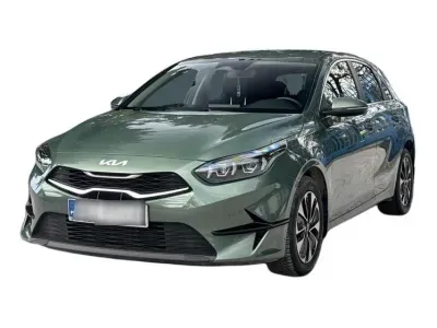 ZIELONY HATCHBACK KIA CEED z 2024 r., BENZYNA, skrzynia biegów AUTOMATYCZNA 140KM, zdjęcie główne
