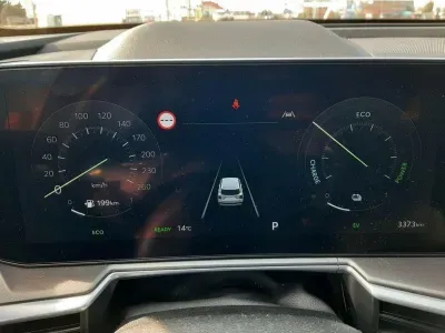 BIAŁY SUV KIA SORENTO z 2024 r., HYBRYDA/BENZYNA, skrzynia biegów AUTOMATYCZNA 159KM, zdjęcie 24 z 32
