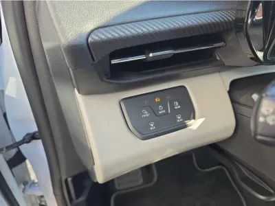 BIAŁY SUV FORD EXPLORER z 2024 r., ELEKTRYCZNY, skrzynia biegów AUTOMATYCZNA 210KM, zdjęcie 14 z 27