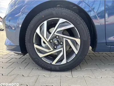 NIEBIESKI HATCHBACK HYUNDAI I20 z 2025 r., BENZYNA, skrzynia biegów AUTOMATYCZNA 101KM, zdjęcie 15 z 17