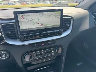 NIEBIESKI KOMBI KIA CEED z 2024 r., BENZYNA, skrzynia biegów AUTOMATYCZNA 103KM, zdjęcie 2 z 20
