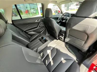 CZERWONY SUV MG HS z 2026 r., HYBRYDA/BENZYNA, skrzynia biegów AUTOMATYCZNA 224KM, zdjęcie 2 z 17