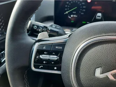 BIAŁY SUV KIA SORENTO z 2024 r., HYBRYDA/BENZYNA, skrzynia biegów AUTOMATYCZNA 159KM, zdjęcie 16 z 32
