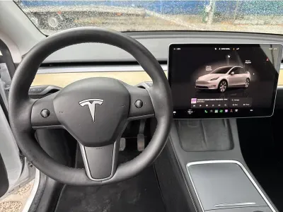 BIAŁY SUV TESLA MODEL Y z 2023 r., ELEKTRYCZNY, skrzynia biegów AUTOMATYCZNA 347KM, zdjęcie 11 z 19