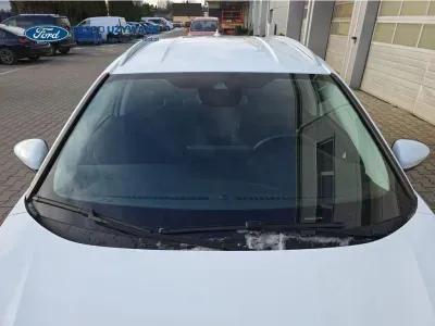 BIAŁY KOMBI FORD FOCUS z 2023 r., DIESEL, skrzynia biegów AUTOMATYCZNA 85KM, zdjęcie 8 z 10