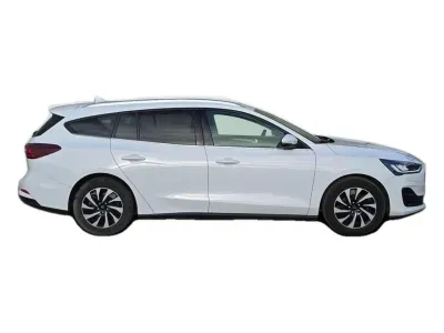 BIAŁY KOMBI FORD FOCUS z 2023 r., DIESEL, skrzynia biegów AUTOMATYCZNA 85KM, zdjęcie 7 z 10