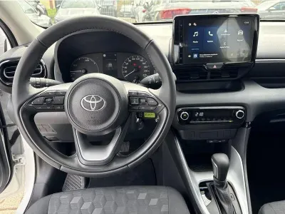 BIAŁY HATCHBACK TOYOTA YARIS z 2025 r., HYBRYDA/BENZYNA, skrzynia biegów AUTOMATYCZNA 116KM, zdjęcie 17 z 19