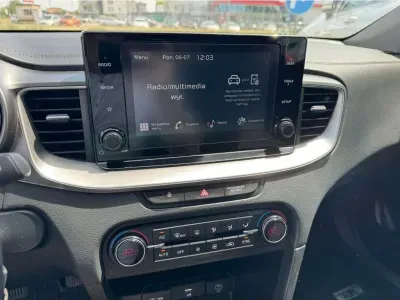 BIAŁY HATCHBACK KIA CEED z 2023 r., BENZYNA, skrzynia biegów AUTOMATYCZNA 118KM, zdjęcie 2 z 19